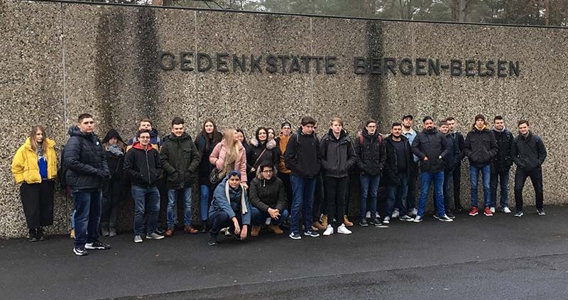 Schülergruppe vor Bergen-Belsen